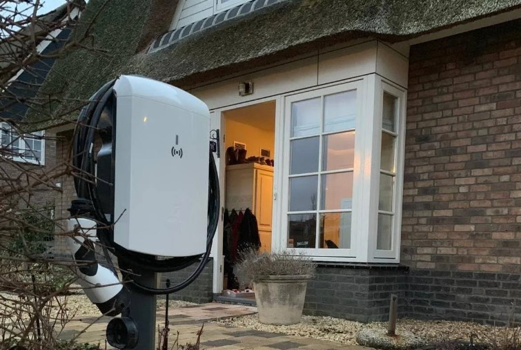 Scherp en netjes belicht voorbeeld van Laadpalen & zonnepanelen