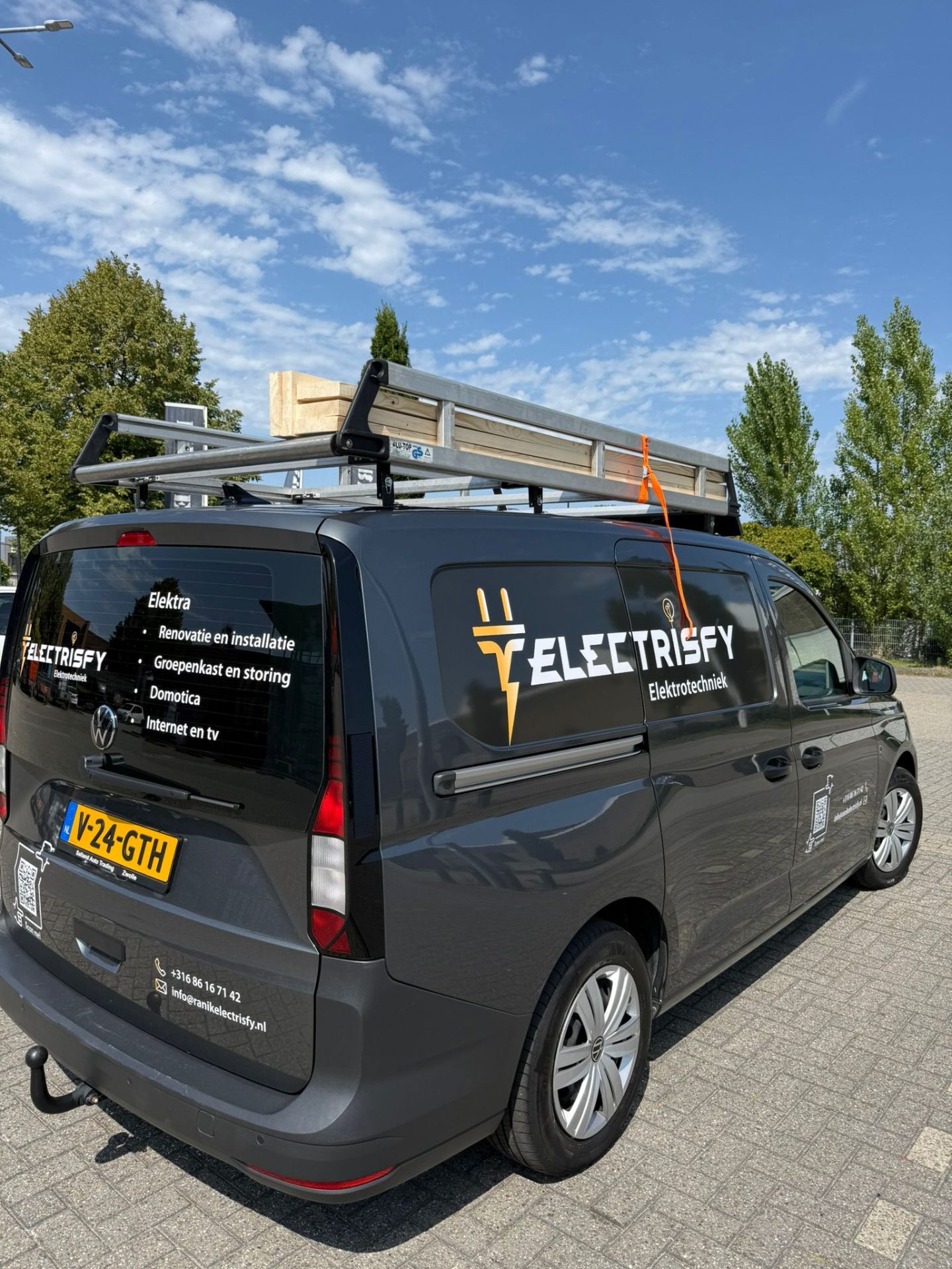 Scherp en netjes belicht voorbeeld van Laadpalen & zonnepanelen