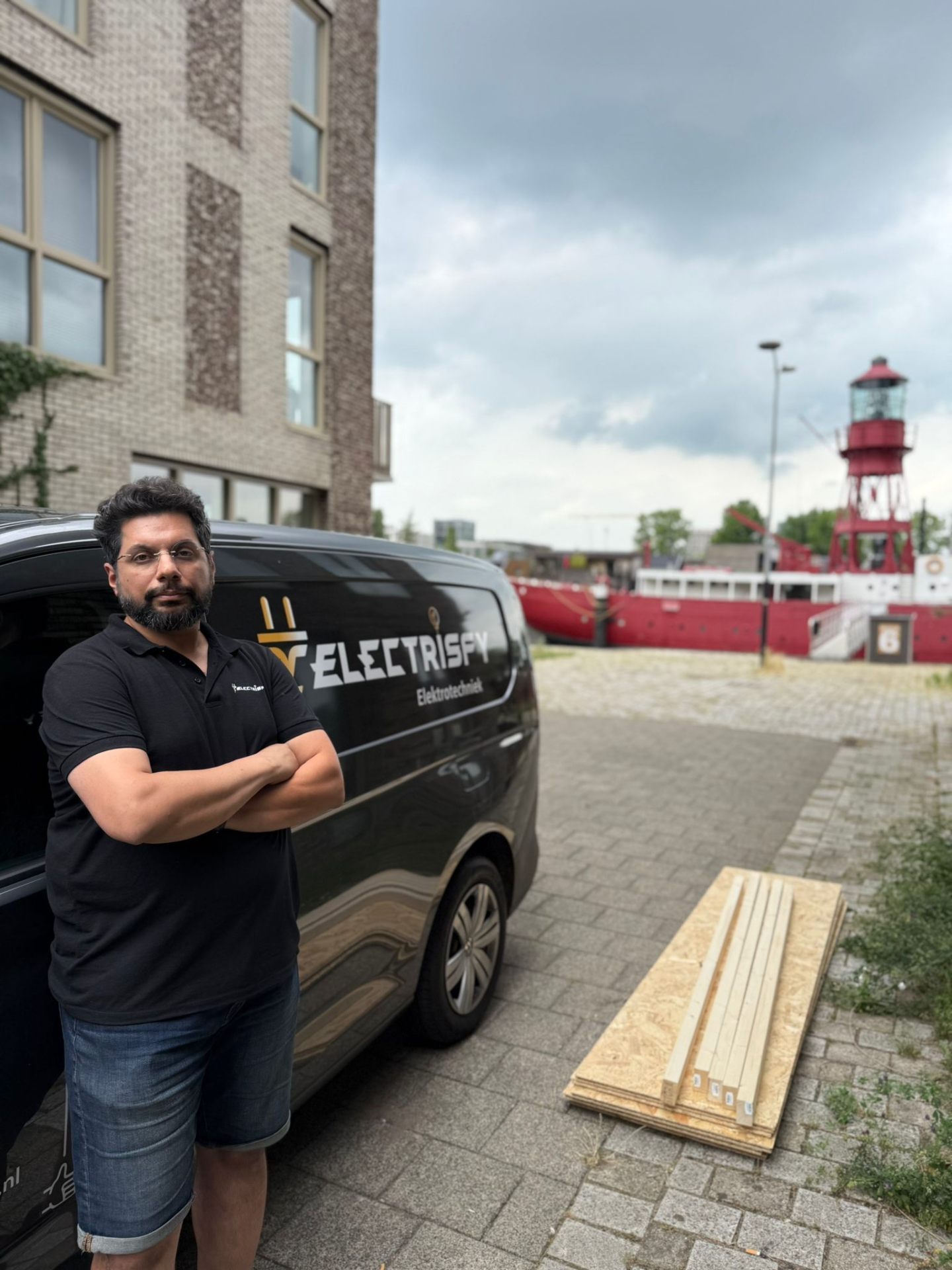Ranik Masoumi naast de Electrisfy bedrijfsbus