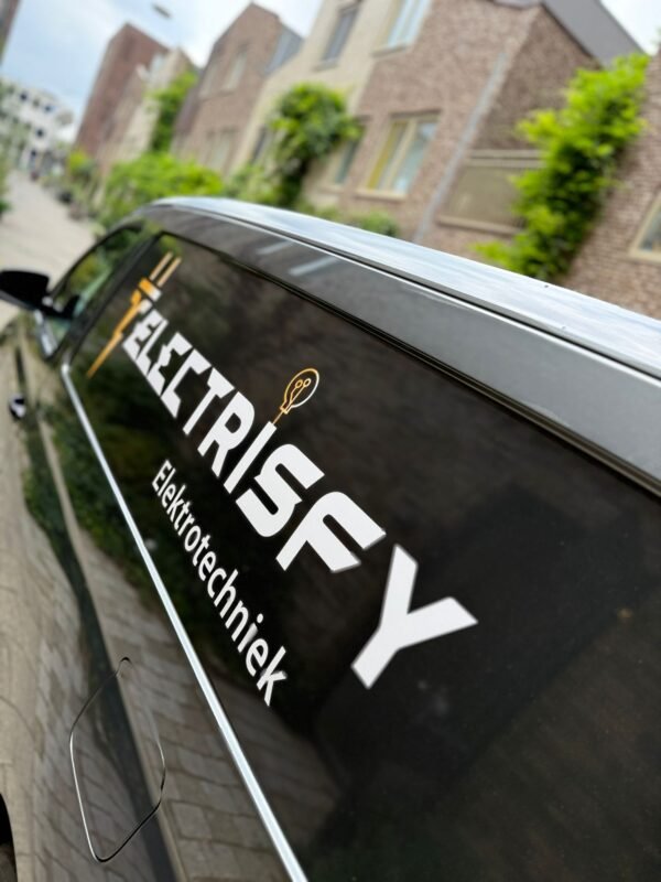 Ranik Masoumi installeert een duurzame groepenkast in een woningrenovatie